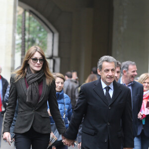 L'ancien président Nicolas Sarkozy et sa femme Carla Bruni-Sarkozy votent pour le second tour des élections présidentielles au lycée La Fontaine à Paris le 7 mai 2017. 