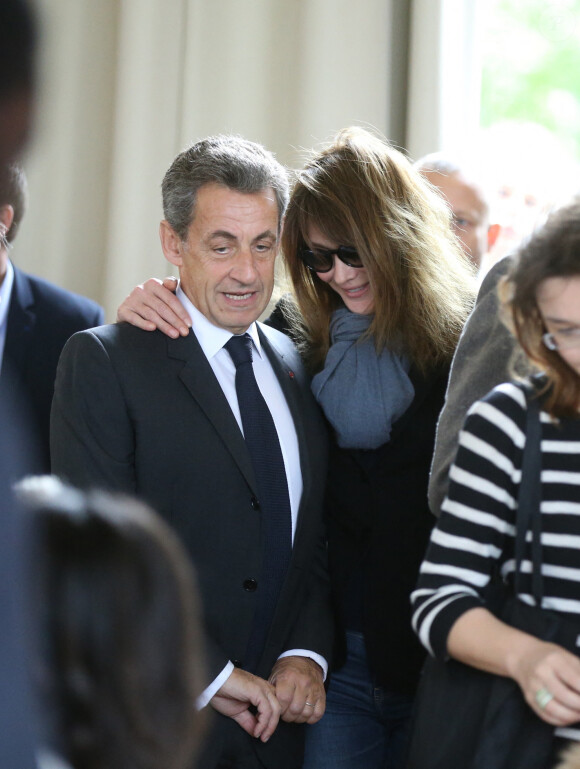 L'ancien président Nicolas Sarkozy et sa femme Carla Bruni-Sarkozy votent pour le premier tour des élections présidentielles au lycée La Fontaine à Paris le 23 avril 2017. 