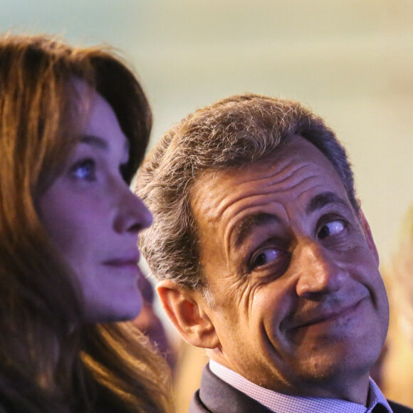 Carla Bruni-Sarkozy et son mari Nicolas Sarkozy - Carla Bruni-Sarkozy assiste au meeting de son mari Nicolas Sarkozy à Saint-Maur-des-Fossés le 14 novembre 2016. 