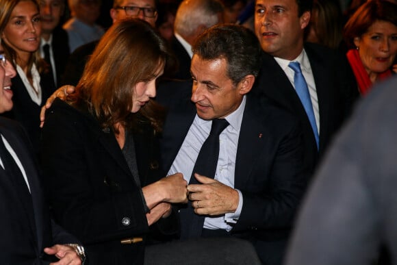 Carla Bruni-Sarkozy, son mari Nicolas Sarkozy, Sylvain Berrios- Carla Bruni-Sarkozy assiste au meeting de son mari Nicolas Sarkozy à Saint-Maur-des-Fossés le 14 novembre 2016. 