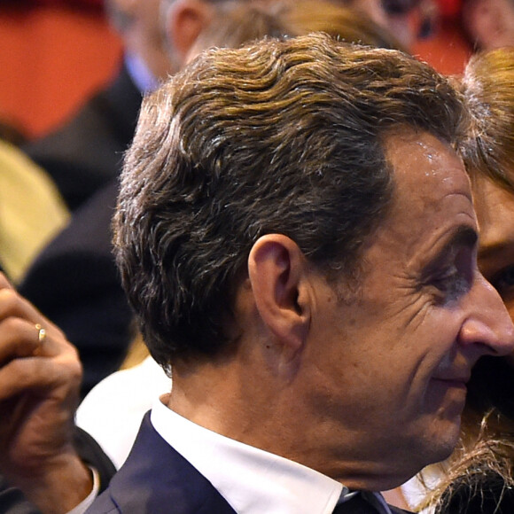 Nicolas Sarkozy et sa femme Carla Bruni-Sarkozy très complices lors d'un meeting à Marseille - Nicolas Sarkozy, l'ancien président de la république française, en meeting à la salle Vallier à Marseille pour la campagne des primaires des Républicains en vue de l'élection présidentielle de 2017, le 27 octobre 2016. © Bruno Bebert/Bestimage 