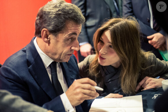 Carla Bruni-Sarkozy est venue faire une surprise à son mari Nicolas Sarkozy qui dédicace son livre "La France pour la vie" à la Fnac de Boulogne-Billancourt, le 19 février 2016. © Cyril Moreau/Bestimage 