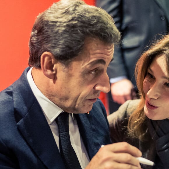Carla Bruni-Sarkozy est venue faire une surprise à son mari Nicolas Sarkozy qui dédicace son livre "La France pour la vie" à la Fnac de Boulogne-Billancourt, le 19 février 2016. © Cyril Moreau/Bestimage 