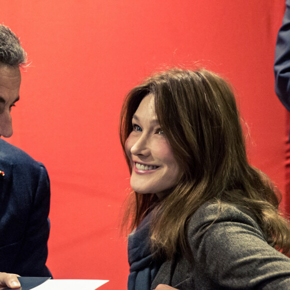Carla Bruni-Sarkozy est venue faire une surprise à son mari Nicolas Sarkozy qui dédicace son livre "La France pour la vie" à la Fnac de Boulogne-Billancourt, le 19 février 2016. © Cyril Moreau/Bestimage 