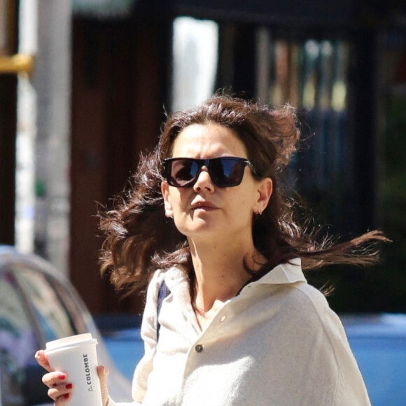 Exclusif - Katie Holmes va se chercher un café à emporter dans le quartier de Soho à Manhattan, New York City, New York, Etats-Unis, le 28 avril 2022. 