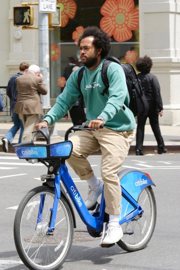 Exclusif - Bobby Wooten (compagnon de K. Holmes) fait du vélo dans les rues de New York le 11 mai 2022. 
