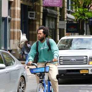 Exclusif - Bobby Wooten (compagnon de K. Holmes) fait du vélo dans les rues de New York le 11 mai 2022. 