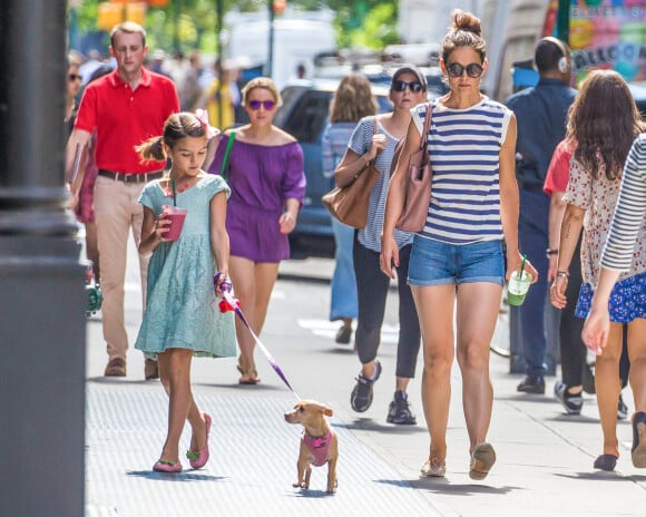 Exclusif  - Katie Holmes et sa fille Suri Cruise se promènent avec leur petit chihuahua Honey dans les rues de New York. Plusieurs sources affirment que Tom Cruise n'a pas vu ni même pris de nouvelles de sa fille Suri Cruise depuis trois bonnes années! Le 17 août 2016 