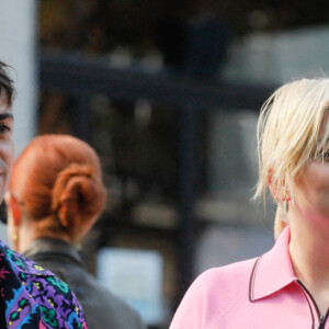 Louane Emera et son compagnon Florian Rossi arrivent au défilé de mode Miu Miu lors de la Fashion Week printemps/été 2022 à Paris, le 5 octobre 2021. © Veeren Ramsamy-Christophe Clovis/Bestimage 