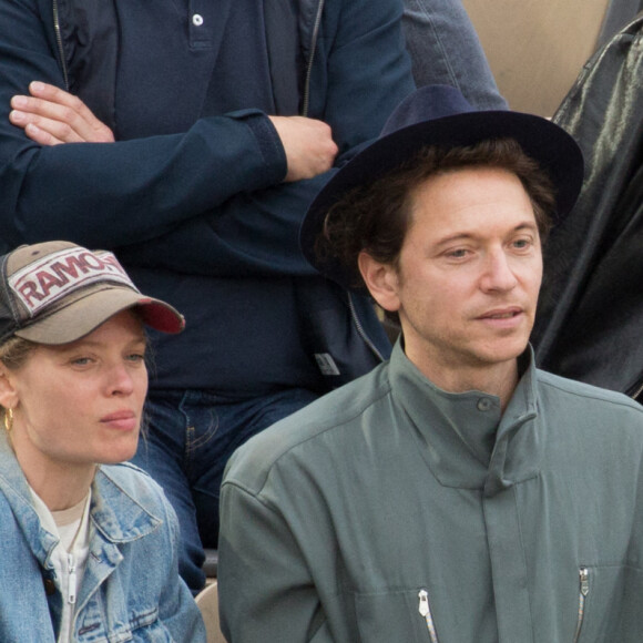 Mélanie Thierry et son compagnon le chanteur Raphael en tribunes lors des Internationaux de France de tennis de Roland Garros à Paris, France, le 26 mai 2022.