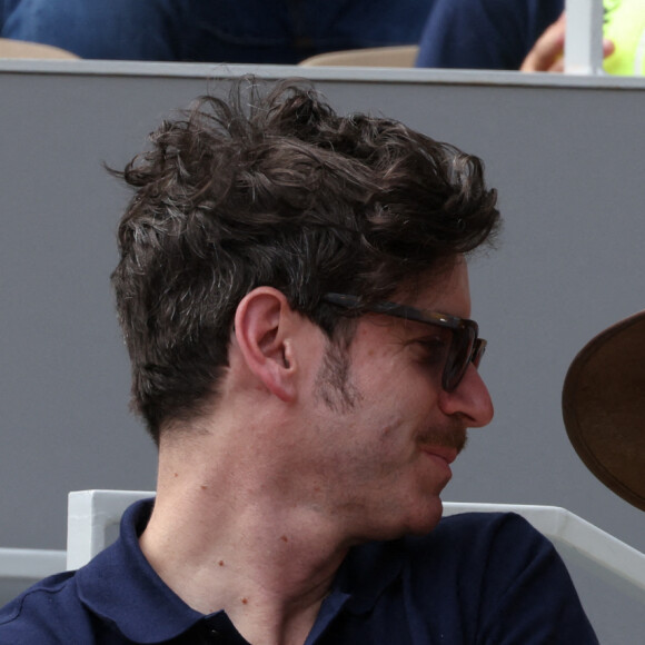 Grégory Nicolaidis, Elodie Frégé en tribunes lors des Internationaux de France de tennis de Roland Garros à Paris, France, le 26 mai 2022.