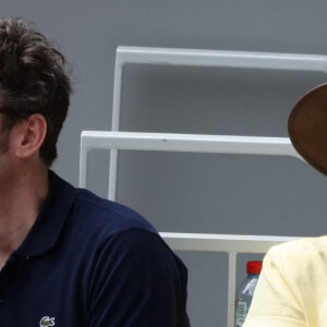 Grégory Nicolaidis, Elodie Frégé en tribunes lors des Internationaux de France de tennis de Roland Garros à Paris, France, le 26 mai 2022.