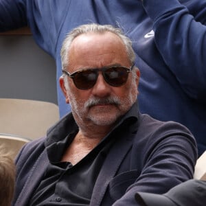 Antoine Duléry et son fils Raphaël Duléry en tribunes lors des Internationaux de France de tennis de Roland Garros à Paris, France, le 26 mai 2022.