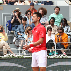 Zinedine Soualem, Caroline Fraindt, Lucie Boujenah, son compagnon Thomas Solivéres, Rod Paradot, sa compagne Jade Legrand, Cristina Cordula, Karidja Touré, Jean-Baptiste Maunier, Jhon Rachid et Michaël Gregorio regardent Novak Djokovic jouer son match lors du troisième tour simple messieurs des Internationaux de France de tennis de Roland Garros à Paris, France, le 27 mai 2022. © Bertrand Rindoff/Bestimage 