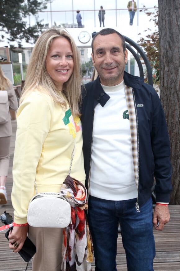 Zinedine Soualem et sa compagne Caroline Fraindt au village lors des Internationaux de France de Tennis de Roland Garros 2022 (jour 6), à Paris, France, le 27 mai 2022. © Bertrand Rindoff/Bestimage 