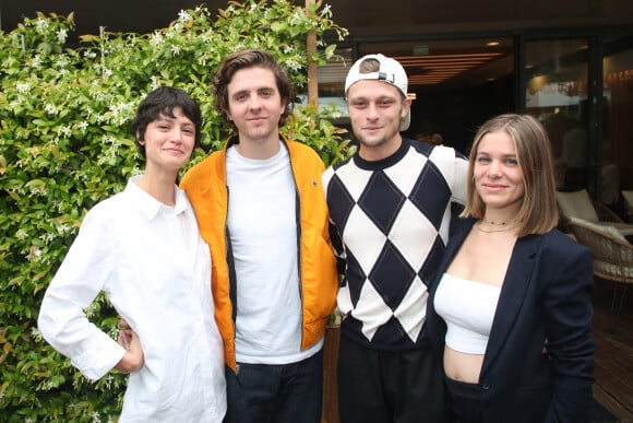 Lucie Boujenah, son compagnon Thomas Solivéres, Rod Paradot et sa compagne Jade Legrand au village lors des Internationaux de France de Tennis de Roland Garros 2022 (jour 6), à Paris, France, le 27 mai 2022. © Bertrand Rindoff/Bestimage 