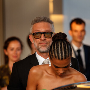 Vincent Cassel et sa femme Tina Kunakey à la sortie de l'hôtel "Martinez" lors du 75ème Festival International du Film de Cannes, le 23 mai 2022.