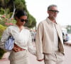 Vincent Cassel et sa femme Tina Kunakey se promènent sur la croisette lors du 75ème Festival International du Film de Cannes, le 23 mai 2022.