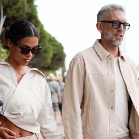 Vincent Cassel et sa femme Tina Kunakey se promènent sur la croisette lors du 75ème Festival International du Film de Cannes, le 23 mai 2022.