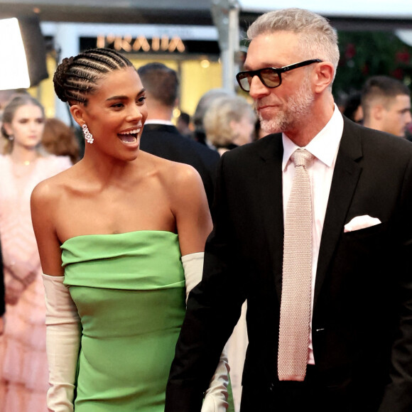 Tina Kunakey et son mari Vincent Cassel - Montée des marches du film " Les crimes du futur " lors du 75ème Festival International du Film de Cannes. © Dominique Jacovides / Bestimage