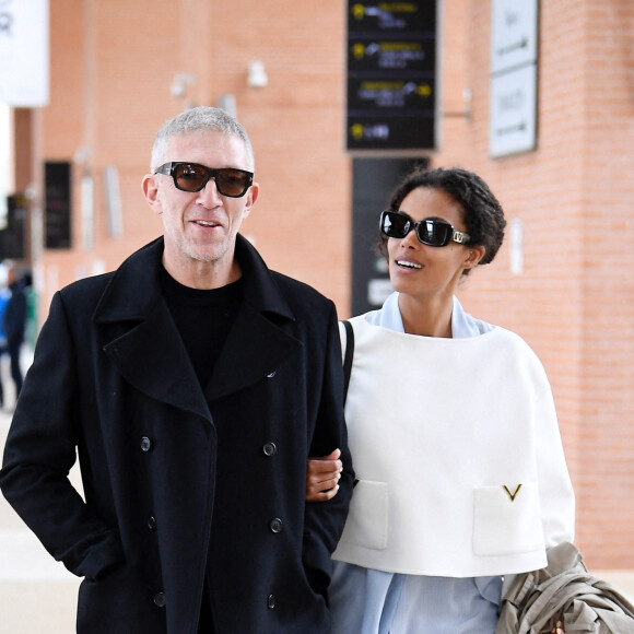 Vincent Cassel et sa femme Tina Kunakey arrivent à l'aéroport international de Venise - Marco Polo et prennent un bateau-taxi, à Venise, Italie, le 21 avril 2022.