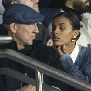 Vincent Cassel et sa femme Tina Kunakey, dans les tribunes lors du match de Ligue 1 "PSG - OM (2-1)" au Parc des Princes, le 17 avril 2022. © Agence/Bestimage