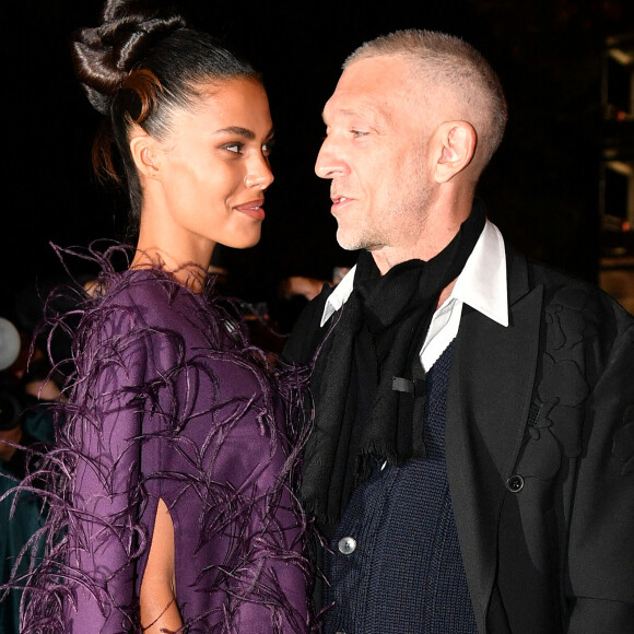 Vincent Cassel et sa femme Tina Kunakey au défilé de mode Valentino lors de la la Fashion Week printemps/été 2022 au Carreau du Temple à Paris, France, le 1er octobre 2021. © Veeren Ramsamy-Christophe Clovis/Bestimage