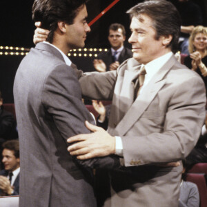 En France, à Paris, sur le plateau de Sacrée Soirée, Anthony Delon et son père Alain Delon en décembre 1988.