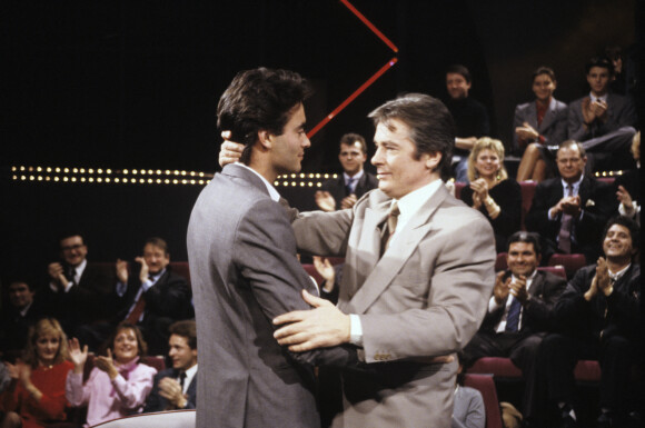 En France, à Paris, sur le plateau de Sacrée Soirée, Anthony Delon et son père Alain Delon en décembre 1988.