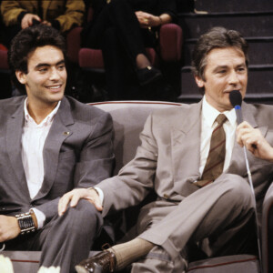 En France, à Paris, sur le plateau de Sacrée Soirée, Anthony Delon et son père Alain Delon en décembre 1988.