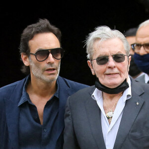 Alain Delon et son fils Anthony - Obsèques de Jean-Paul Belmondo en l'église Saint-Germain-des-Prés, à Paris. © Dominique Jacovides / Bestimage 