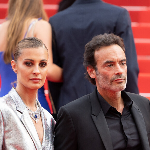 Anthony Delon (habillé par Berluti) et sa compagne Sveva Alviti - Montée des marches du film " Top Gun : Maverick " lors du 75ème Festival International du Film de Cannes. Le 18 mai 2022 © Olivier Borde / Bestimage 