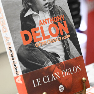 Exclusif - Anthony Delon dédicace son livre "Entre chien et loup" à la librairie du Publicisdrugstore à Paris le 21 avril 2022. © Coadic Guirec/Bestimage 
