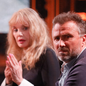 Exclusif - Arielle Dombasle, Alexandre Brasseur sur le plateau de l'émission "On est en direct (OEED)" , présentée par L.Salamé et L.Ruquier, diffusée en direct sur France 2 aux studios Rive Gauche à Paris, France, le 28 mai 2022. © Christophe Clovis/Bestimage 