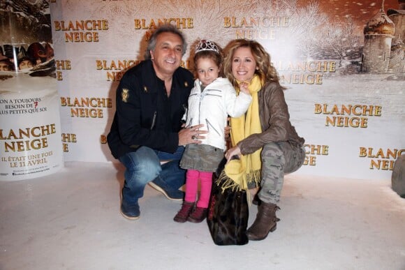 Lara Fabien, Gerard Pullicino et leur fille Lou à la première du film Blanche Neige à Paris, le 1er avril 2012