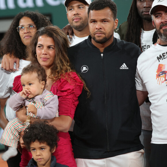 Jo-Wilfried Tsonga avec sa femme Noura El Shwekh, leurs enfants et la famille - Jo-Wilfried Tsonga reçoit le trophée de la FFT pour l'ensemble de sa carrière et fait ses Adieux après sa défaite lors des Internationaux de France de Tennis de Roland Garros 2022 - Jour 3. A Paris le 24 Mai 2022. © Bertrand Rindoff/Bestimage 