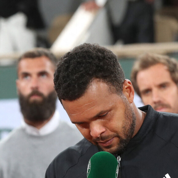 Jo-Wilfried Tsonga reçoit le trophée de la FFT pour l'ensemble de sa carrière et fait ses Adieux après sa défaite lors des Internationaux de France de Tennis de Roland Garros 2022 - Jour 3. A Paris le 24 Mai 2022. © Bertrand Rindoff/Bestimage 