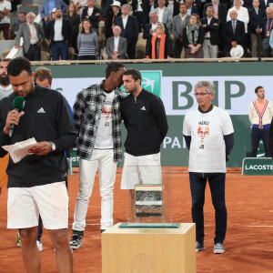 Jo-Wilfried Tsonga, Gilles Moretton (Président de la Fédération française de tennis) et Amélie Mauresmo (Directrice du tournoi de Roland-Garros) - Jo-Wilfried Tsonga reçoit le trophée de la FFT pour l'ensemble de sa carrière et fait ses Adieux après sa défaite lors des Internationaux de France de Tennis de Roland Garros 2022 - Jour 3. A Paris le 24 Mai 2022. © Bertrand Rindoff/Bestimage 