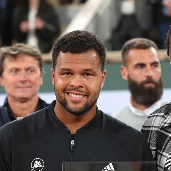 Jo-Wilfried Tsonga reçoit le trophée de la FFT pour l'ensemble de sa carrière et fait ses Adieux après sa défaite lors des Internationaux de France de Tennis de Roland Garros 2022 - Jour 3. A Paris le 24 Mai 2022. © Bertrand Rindoff/Bestimage 