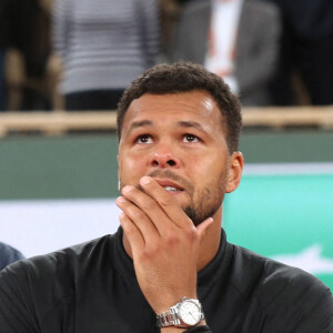 Jo-Wilfried Tsonga reçoit le trophée de la FFT pour l'ensemble de sa carrière et fait ses Adieux après sa défaite lors des Internationaux de France de Tennis de Roland Garros 2022 - Jour 3. A Paris le 24 Mai 2022. © Bertrand Rindoff/Bestimage 