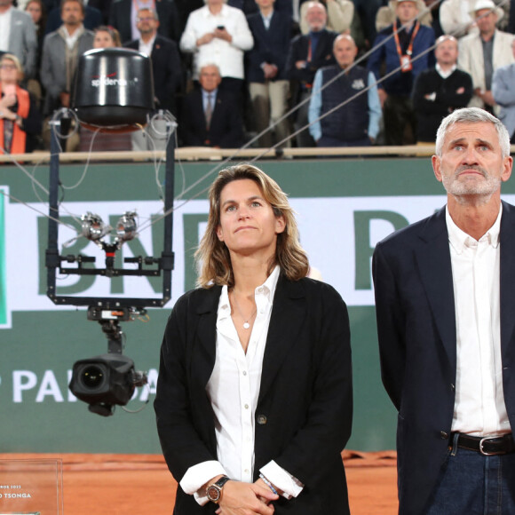 Jo-Wilfried Tsonga, Gilles Moretton (Président de la Fédération française de tennis) et Amélie Mauresmo (Directrice du tournoi de Roland-Garros) - Jo-Wilfried Tsonga reçoit le trophée de la FFT pour l'ensemble de sa carrière et fait ses Adieux après sa défaite lors des Internationaux de France de Tennis de Roland Garros 2022 - Jour 3. A Paris le 24 Mai 2022. © Bertrand Rindoff/Bestimage 