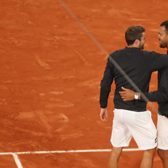 Hommage a Jo-Wilfried Tsonga (FRA) - Emotion - Gilles Simon (FRA) à l'issue de son dernier match de tennis au court Philippe-Chatrier aux Internationaux de France de tennis de Roland Garros à Paris, France, le 24 mai 2022. © Michael Baucher/Panoramic/Bestimage 