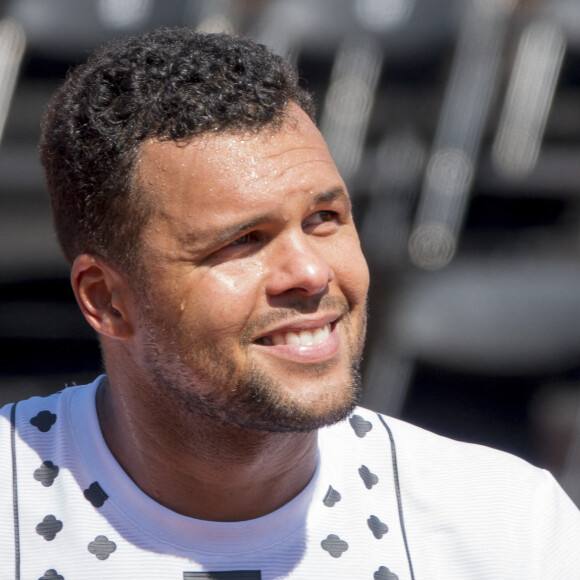 Le Français Jo-Wilfried Tsonga, éliminé lors de l'Open Parc d'Auvergne Rhône Alpes à Lyon, s'apprête à faire ses adieux au tennis après Roland Garros. Sous le regard de sa femme Noura et son fils Sugar, le champion de tennis de 37 ans a été battu par le Slovaque Alex Molcan (6-4, 6-4). Le 16 mai 2022. © Sandrine Thesillat / Panoramic / Bestimage 