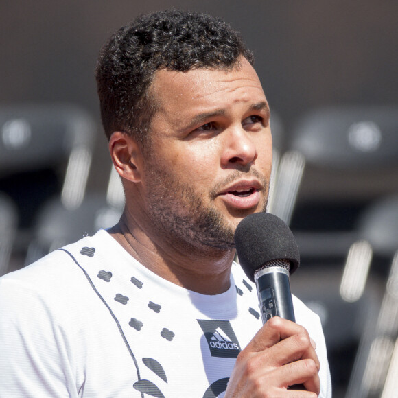 Le Français Jo-Wilfried Tsonga, éliminé lors de l'Open Parc d'Auvergne Rhône Alpes à Lyon, s'apprête à faire ses adieux au tennis après Roland Garros. Sous le regard de sa femme Noura et son fils Sugar, le champion de tennis de 37 ans a été battu par le Slovaque Alex Molcan (6-4, 6-4). Le 16 mai 2022. © Sandrine Thesillat / Panoramic / Bestimage