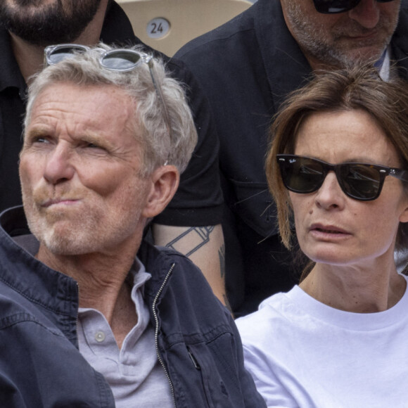 Denis Brogniart et sa femme Hortense - Célébrités dans les tribunes des internationaux de France de Roland Garros à Paris le 30 mai 2022. © Cyril Moreau - Dominique Jacovides/Bestimage 