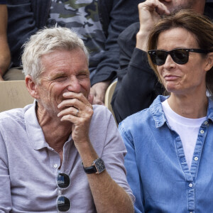 Denis Brogniart et sa femme Hortense - Célébrités dans les tribunes des internationaux de France de Roland Garros à Paris le 30 mai 2022. © Cyril Moreau - Dominique Jacovides/Bestimage 