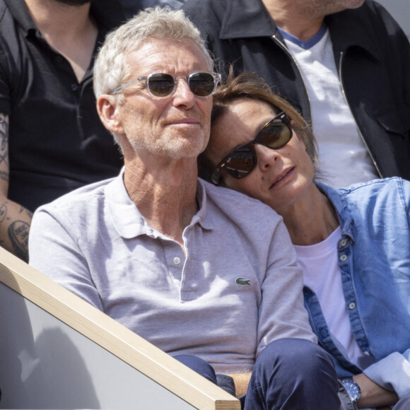 Denis Brogniart et sa femme Hortense - Célébrités dans les tribunes des internationaux de France de Roland Garros à Paris le 30 mai 2022. © Cyril Moreau - Dominique Jacovides/Bestimage 