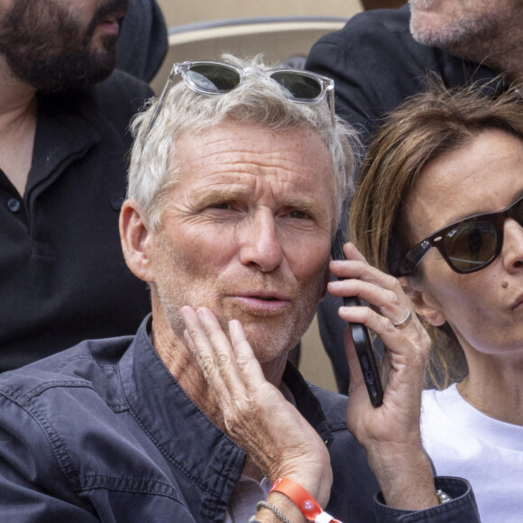 Denis Brogniart et sa femme Hortense - Célébrités dans les tribunes des internationaux de France de Roland Garros à Paris le 30 mai 2022. © Cyril Moreau - Dominique Jacovides/Bestimage 