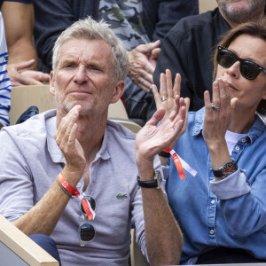 Denis Brogniart et sa femme Hortense - Célébrités dans les tribunes des internationaux de France de Roland Garros à Paris le 30 mai 2022. © Cyril Moreau - Dominique Jacovides/Bestimage 