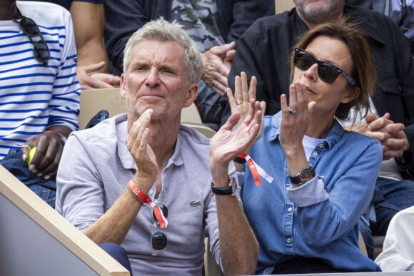 Denis Brogniart et sa femme Hortense - Célébrités dans les tribunes des internationaux de France de Roland Garros à Paris le 30 mai 2022. © Cyril Moreau - Dominique Jacovides/Bestimage 